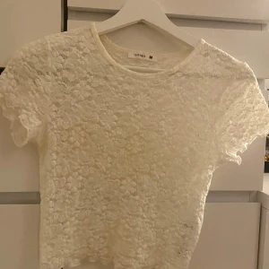 Vit spetsblus  - söt vit blus i spets, stor storlek M men är snarare XS eller S🤍🤍🤍