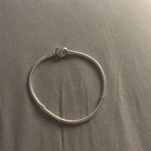 Pandora armband - Säljer mitt jätte fina Pandora armband då de blev för stort o jag har köpt ett nytt som passar skriv gärna för frågor eller fler bilder har storlek 21 köparen står för frakten 💕 tveka inte på o fråga mig nått💕