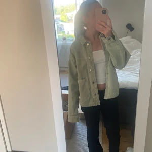 Jeansjacka  - Säljer min fina jeansjacka från Zara som ej kommer till användning längre. Hör av er vid frågor!☺️