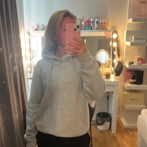 Grå hoodie från Cubus - Säljer en grå hoodie med snören från cubus i storlek S, är i väldigt bra skick och säljer för att den inte kommer till användning längre💓