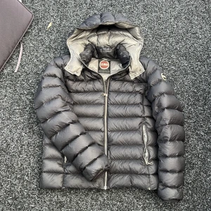 Colmar jacka - Sjukt snygg colmar jacka som är size 48 vilket motsvarar size S! Skick 7/10 finns tecken på användning. Bara att höra av sig vid minsta lilla frågetecken 🤩