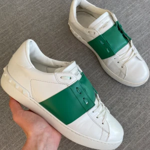 Valentino Opens - Säljer dessa stilrena valentino opens! | Skick, använt | Storlek 43 | 2st dustbags ingår | Hör av dig för fler bilder eller om du har någon fråga! 🤝
