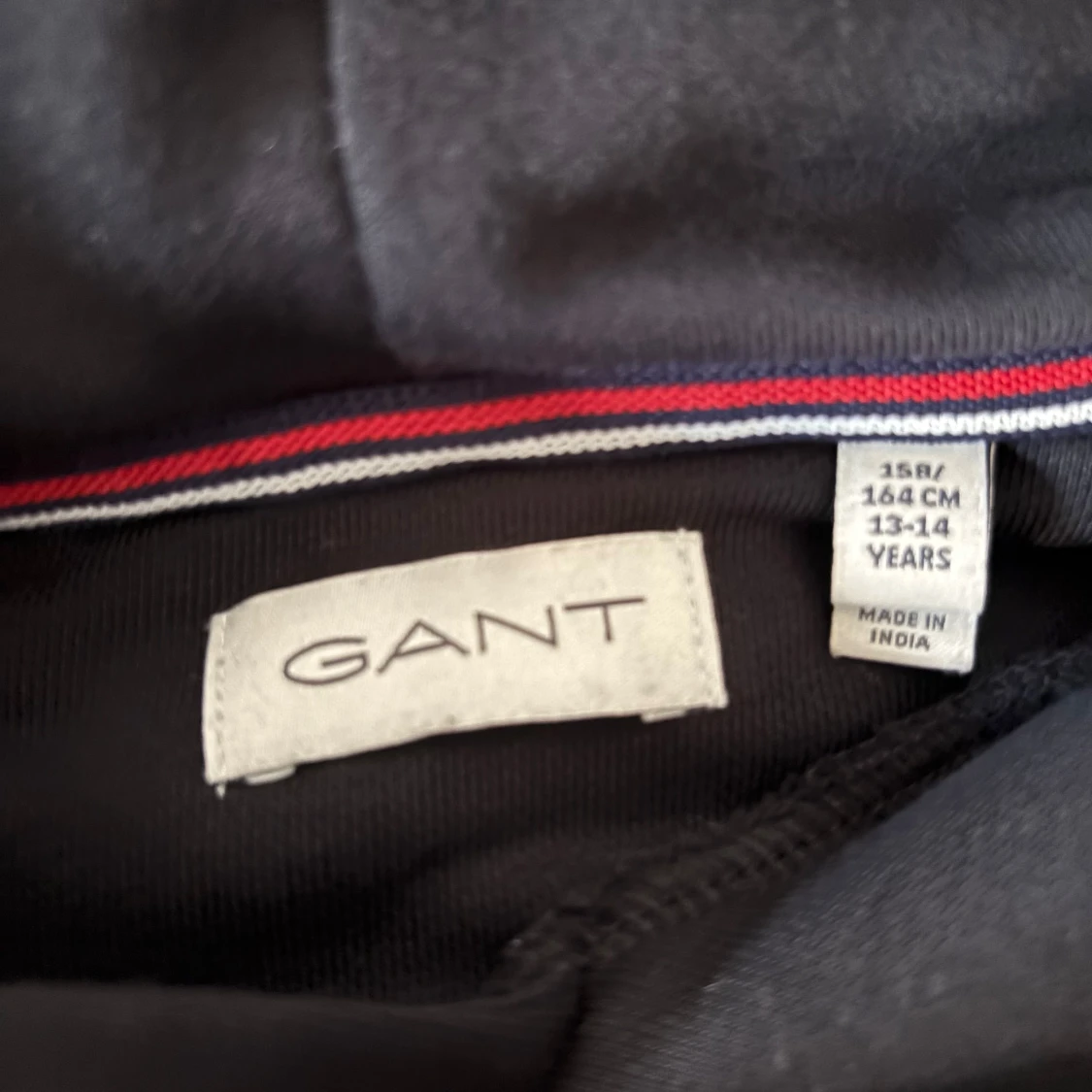 Svart hoodie från GANT med logga - 3