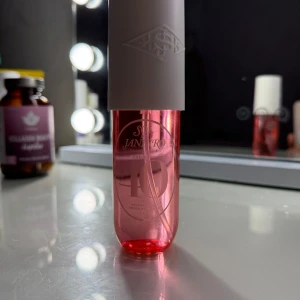 Sol de Janeiro Cheirosa 40 Parfym - Fräsch parfym från Sol de Janeiro i modellen Cheirosa 40. Flaskan är cylinderformad med en transparent rosa botten och vit kork. Perfekt att ha med i väskan för en snabb uppfräschning. Doften är söt och tropisk, typisk för märket.
