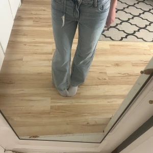 Blåa jeans - Helt nya blåa jeans med fickor bak med knapp. De går rakt vid benen och sitter inte tajt och trodde de när jag köpte de så vill inte ha de men de blev försent att skicka tillbaka. Alla lappar är kvar och inga fläckar