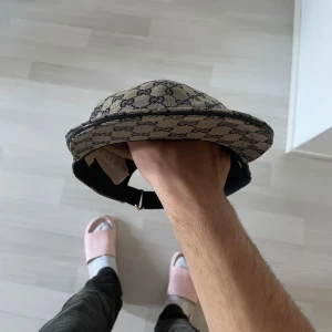 Gucci keps navy blue  - Hej, säljer en helt ny & oanvänd Gucci keps i färgen navy blue. Fräsch och  aldrig använd, medföljer etikett till kepsen hör av er, ( Storlek Large 59 cm)