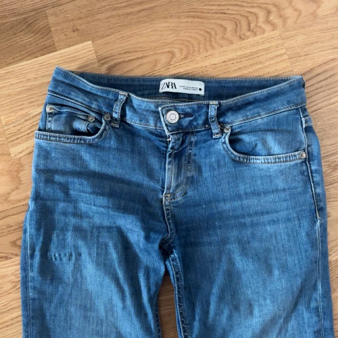 Blå bootcut jeans från Zara