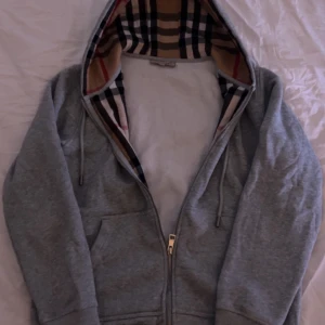 Burberry hoodie  - Hej, säljer nu min burberry hoodie då den är för stor för mig, den är fortfarande i väldigt bra skick! Hör gärna av dig vid funderingar!!! Priset går att diskuteras😁🍾🍾🍾 😁🍾🍾