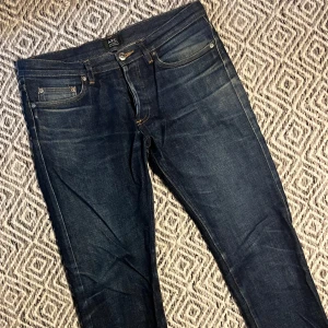 A.P.C JEANS - Tjena! Säljer nu ett par tvär feta APC jeans! | Skick 9/10 Mycket bra! | Nypris ca 3000kr | Mitt pris 899kr | Kom gärna pm vid frågor eller funderingar | Postas eller möts upp i Gävle!