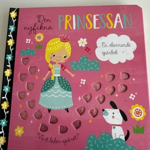 Den nyfikna prinsessan - Följ prinsessan Lucy och hennes hund på ett glittrande äventyr! En färgglad spårbok med söta illustrationer och spännande upptäckter, perfekt för yngre läsare som gillar sagor och prinsessor. Säljer den eftersom den inte används hemma hos oss. Helt ny och oskadad, inga repor eller liknande. Ord pris 99kr, pris kan diskuteras.