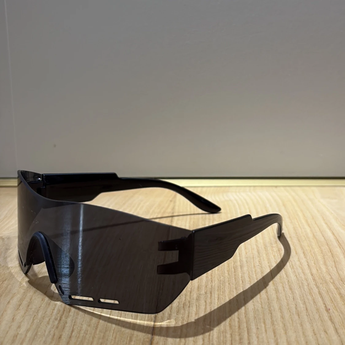 Svarta sportiga solglasögon shield - 1