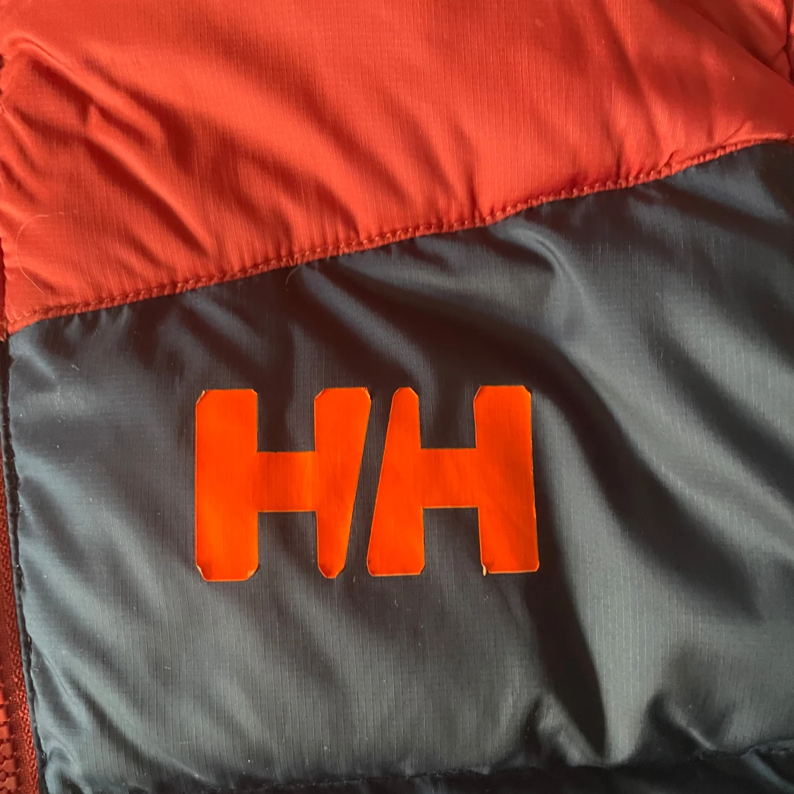 Röd och marinblå pufferjacka Helly Hansen - 3