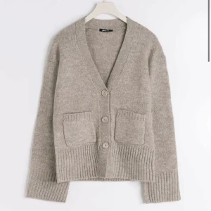 Beige stickad kofta med fickor - Väldigt efterfrågad stickad tröja från Gina tricot! Lite nopprig, men ändå fint skick 💕 Storlek L men passar nog även mindre