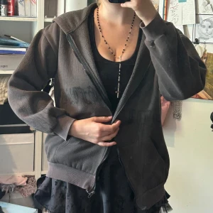 Grå alternativ zip up hoodie  - Dragkedjan funkar inte 