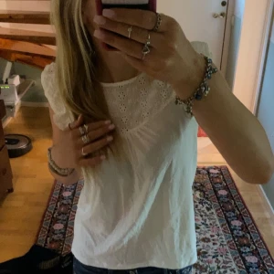 Vit blus med spets från Springfield - Supersöt vit blus från Springfield i storlek S. Hör av er vid frågor💗