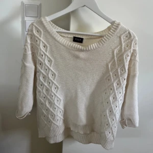 Vit mönstrad stickad tröja  - Vit stickad tröja med trekvartsärmar från Vila i strl M. Mycket bra skick!
