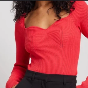 Röd ribbad tröja från Gina Tricot - röd ribbad tröja från Gina Tricot med lång ärm och urringning. Använd fåtal gånger. Tröjan är i storlek S men skulle säga att den sitter som XS. Nypris 399. Skriv privat för fler bilder!💓
