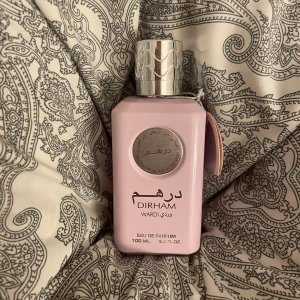 Dirham Wardi Eau de Parfum 100ml - Helt oanvänd, luktar väldigt kvinnligt, tycker den luktar väldigt likt carolina herreras good girl. Väldigt kvinnlig och god! 