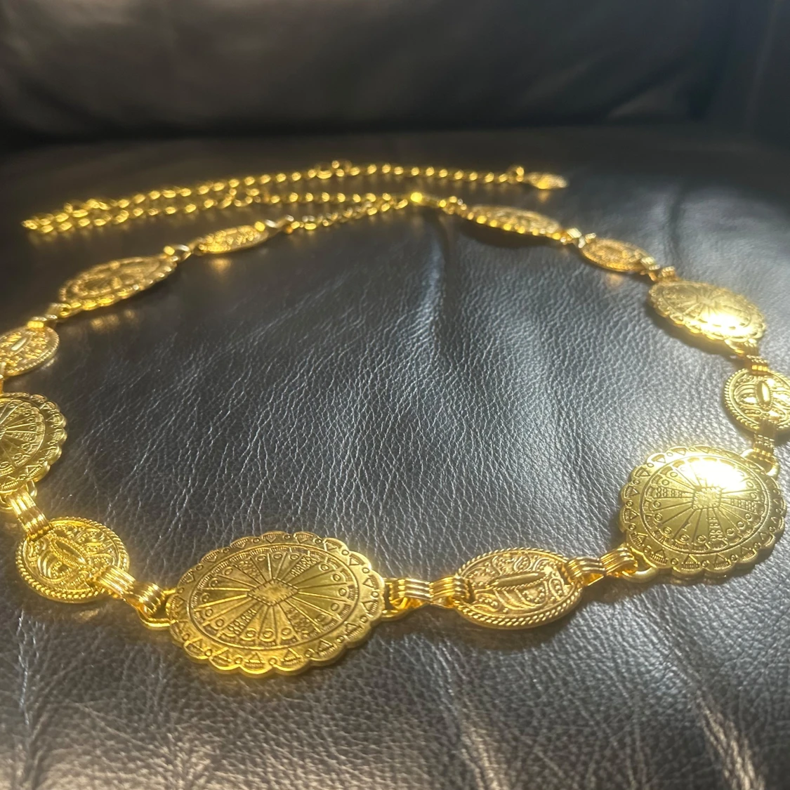 Westerninspirerat guldfärgat bälte med medaljongdetaljer – boho & retro