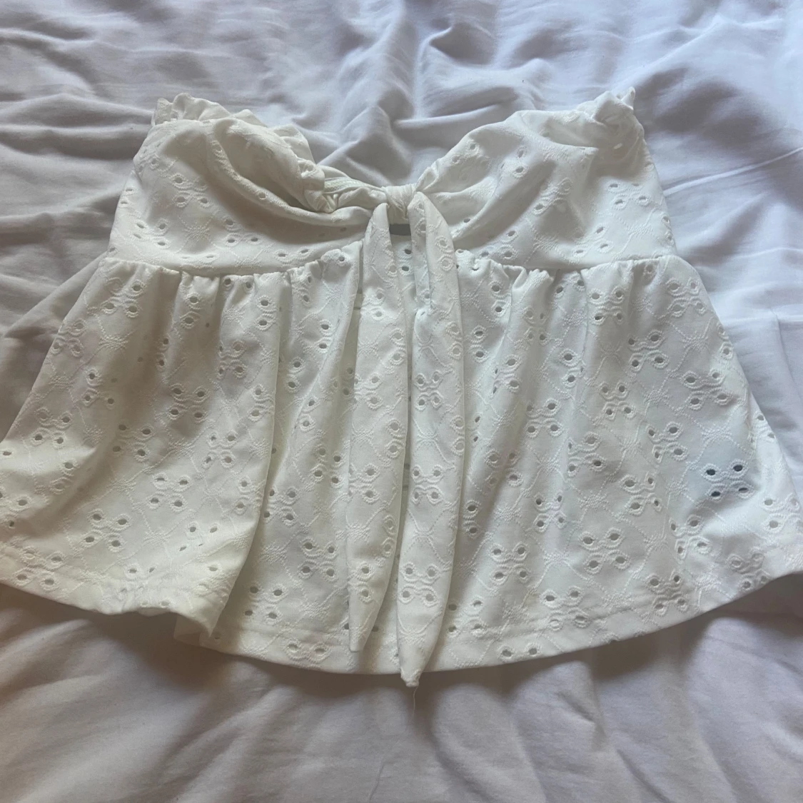 Vit broderad tubtopp med knyt - 1