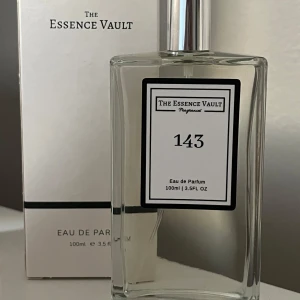 The Essence Vault 143 Eau de Parfum - Säljer en parfym från The Essence Vault, nummer 143. Ska likna parfymen ”Bon Bon”. Oanvänd, 100 ml.                               Fullständig notuppdelning: • Toppnoter: Persika, Mandarin, Apelsin • Hjärtnoter: Kola, Apelsinblomma, Jasmin • Basnoter: Bärnsten, Sandelträ, Guajakträ, Cederträ