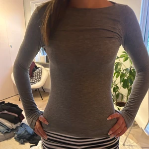 Så fin Grå långärmad tight tröja från intimissimi   - Såljer  en jätte fin och skön långärmad tröja från intimissimi💘