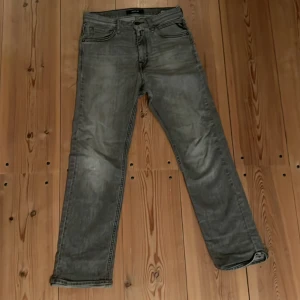 Gråa jeans Replay - Replay jeans från NK, knappt använda. Modellen heter Thad. Storlek 150 cm/12A.