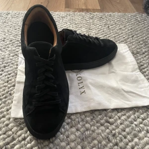 Svarta mocka skor || Skolyx - Säljer dessa skor i bra skick. Inga större synliga defekter.  Nypris:-1600 Mitt pris:-899 ( priset går att diskutera) 