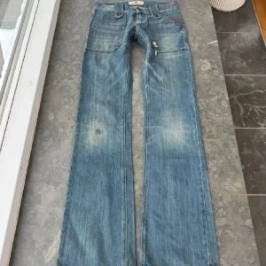 Lågmidjade jeans💕 - Midjemått tvärs över:35,5🤍Innerbenslängd: 83 Super fina lågmidjade jeans som tyvärr blivit för små. Bootcut!! Dem är ljusare i verkligheten och har massa fina detaljer. Dem är ifrån Fornarina🩷🩷         Nypris 900