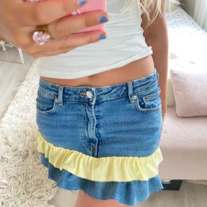 Jeanskjol med gul volang från Zara - supersöt jeanskjol från Zara med en ljusgul volang längst ner. köpt av en tjej som syr 💛💛💛