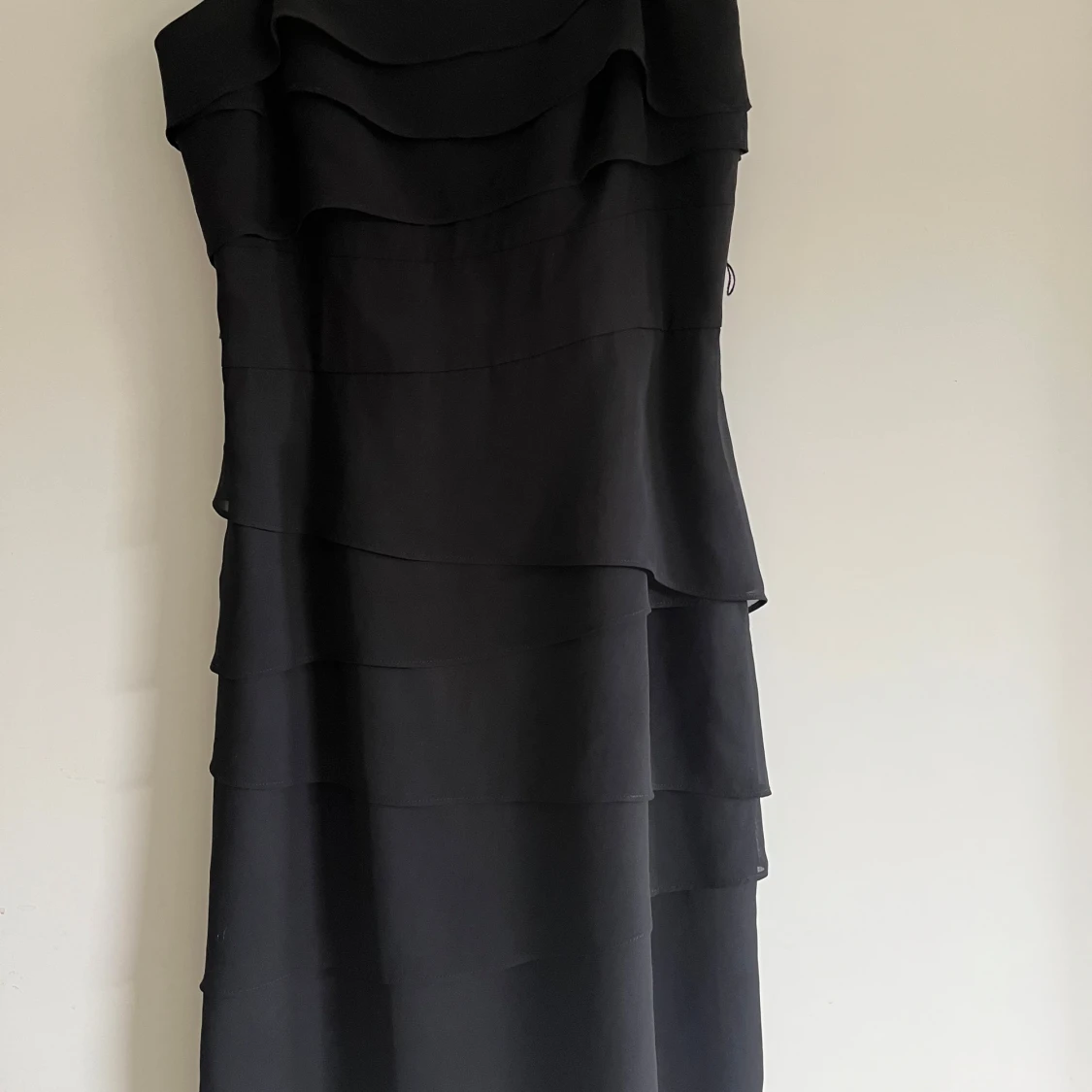 Svart långklänning med volanger