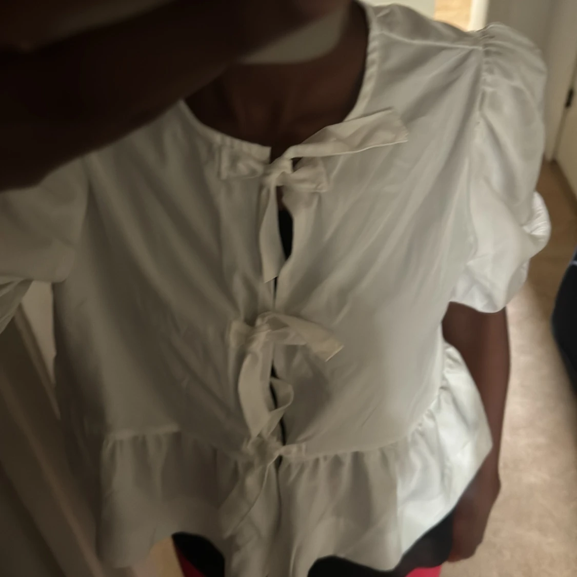 Vit blus med knyt och puffärm