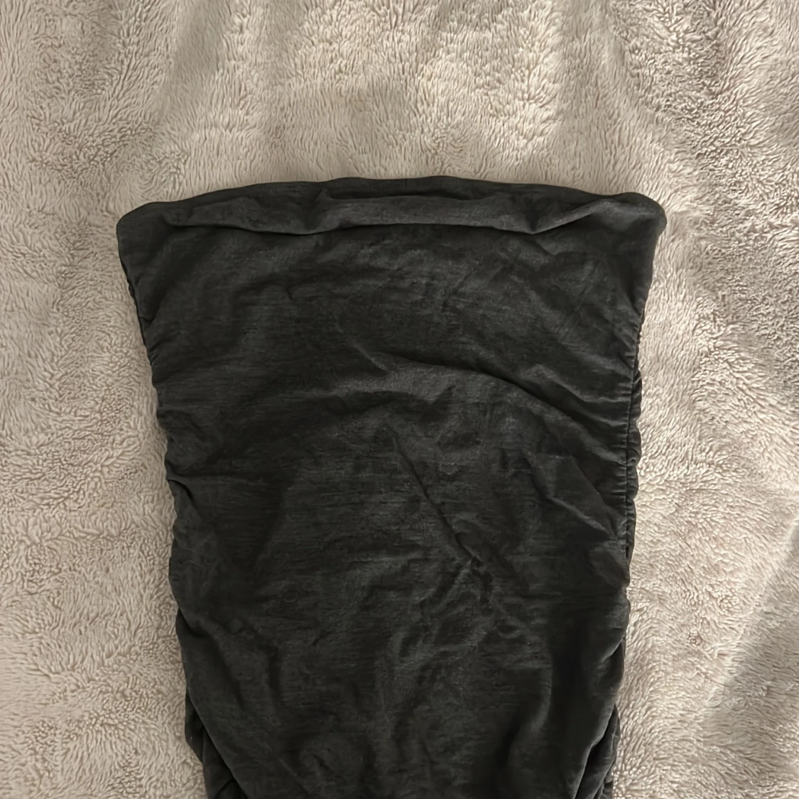 Mörk grå axelbandslös klänning  - 2