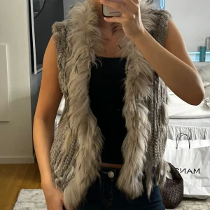 Grå fluffig pälsväst - Grå pälsväst