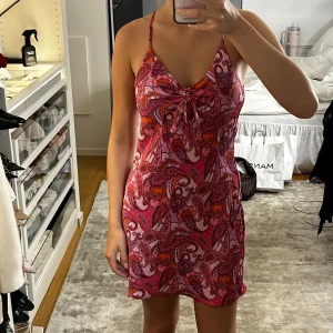 Bikbok klänning - Rosa klänning från BikBok i XS använd en gång.