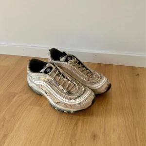Nike Air Max 97 - Nike Air Max 97 Newspaper. Special edition nikes, använda ett fåtal gånger. Perfekta för dig som vill ha ett par unika skor. Gummidelen längst fram har släppt lite på ena skon, se sista bilden. 