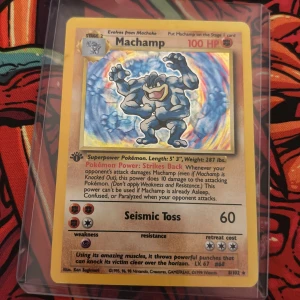 Machamp - Det är en Machamp First edition från 1995-1999 som är i Väldigt bra skick och är äkta/ Pris kan diskuteras privat 