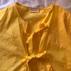 Fin sommar blus  - Köpte i Paris men alldrig använd, jätte fin gul färg, mer som färgen på sista bilden! Passar perfekt med linnebyxor och lång kjol men även jeans och shorts! Skriv om ni har frågor!🌸Tröjan har inte någon bestämd storlek, jag skulle säga S-M
