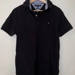Tommy Hilfiger - piké - Tommy Hilfiger - piké strl M Slimfit Använd, cond 9/10 Nypris 999:- Mitt pris 400:- 