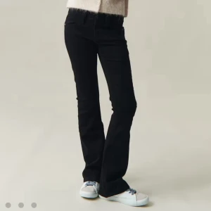 Ginas populära jeans!! - Populära svarta bootcut jeans från Gina Young som är helt slutsålda. Snygga sömmar och knappdetalj på bakfickan. I storlek 164, men skulle jämföra den med en xs/34. Även långa i benen för mig som är 173. Skriv om du har några funderingar!🥰