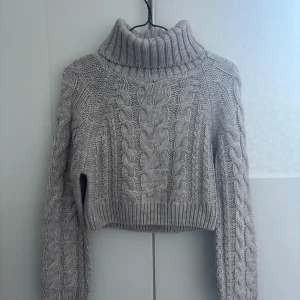 Superfin stickad tröja  - Jätte fin stickad tröja från Gina Tricot. Helt ny och aldrig använd. Hör gärna av dig innan köp 🤗