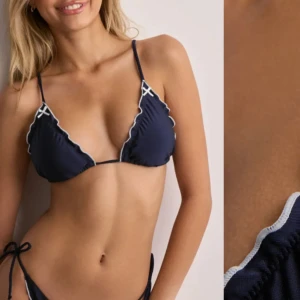 Mörkblå bikini med volangkant - Säljer överdelen i storlek S, superfin och aldrig använd, tänkte att jag skulle matcha med en mörkblå underdel men visade sig vara helt olika färgen så därför säljer jag❣️