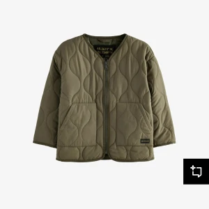 Olivgrön quiltad jacka med dragkedja - Quiltad olivgrön jacka använd cirka 3 gånger så i nyskick!