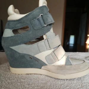 Guess sneakers med kilklack i mocka - Isabelle marant liknande skor från guess. Inga defekter 