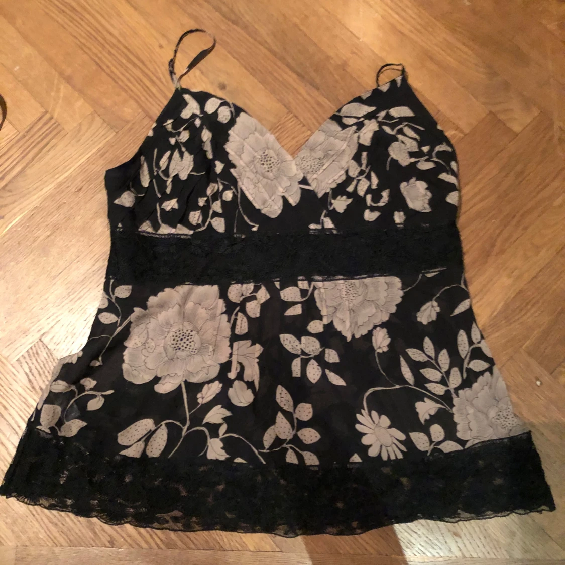 Svart blommig linnetopp med spets - 1