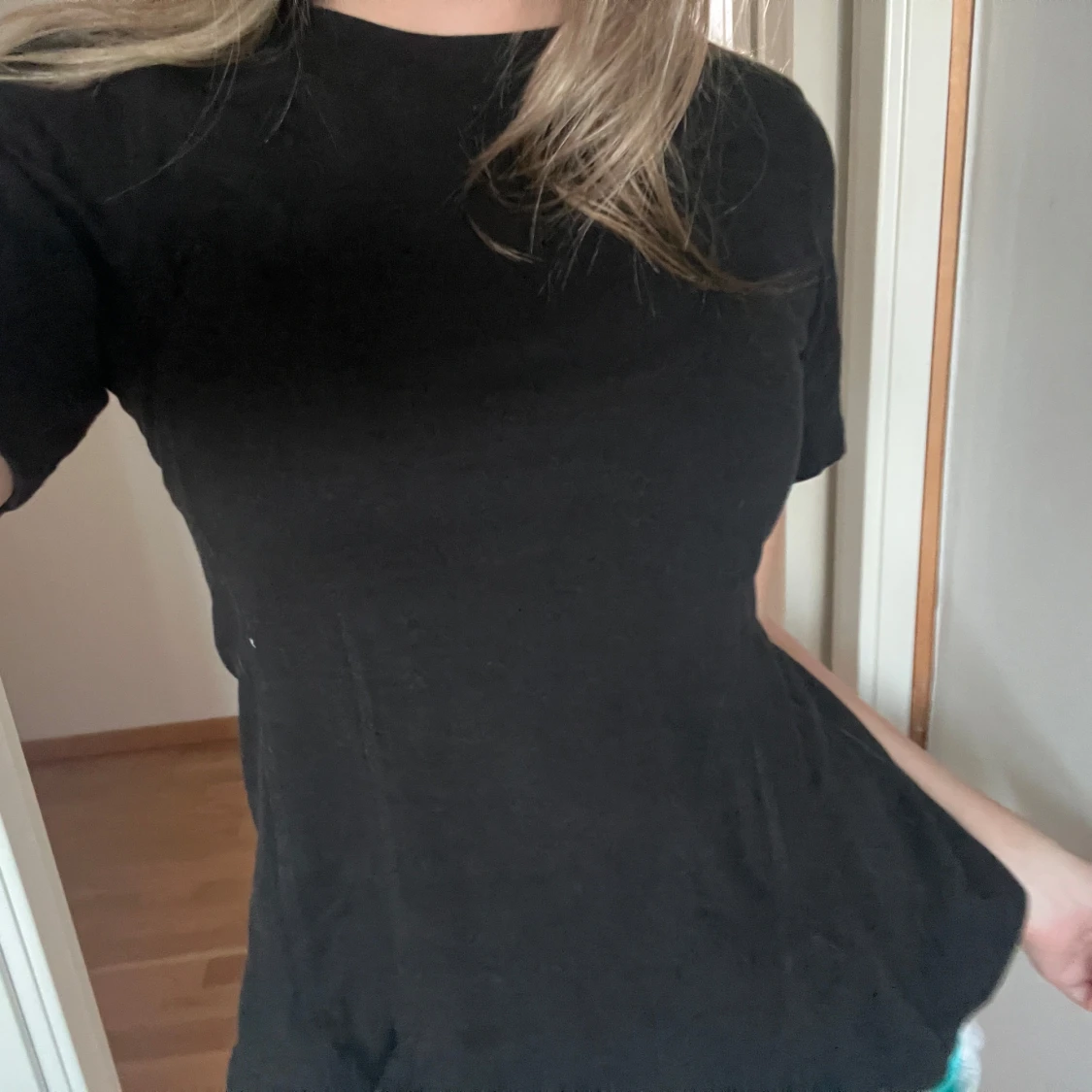 Svart utsvängd t-shirt från Kappahl - 1