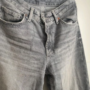 Grå Jeans - Gråa jeans från Zara med rak/oversize passform. Storlek 38, välanvända.