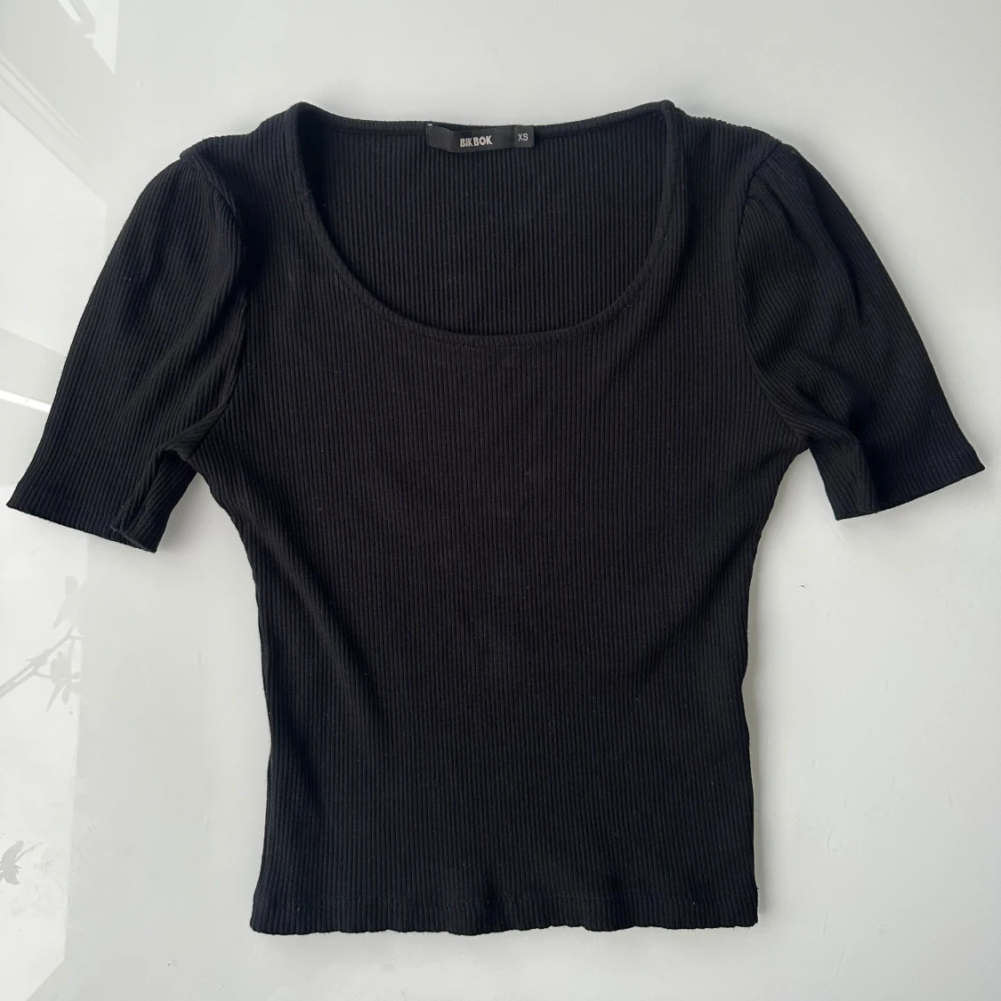 Svart ribbad topp från Bik Bok