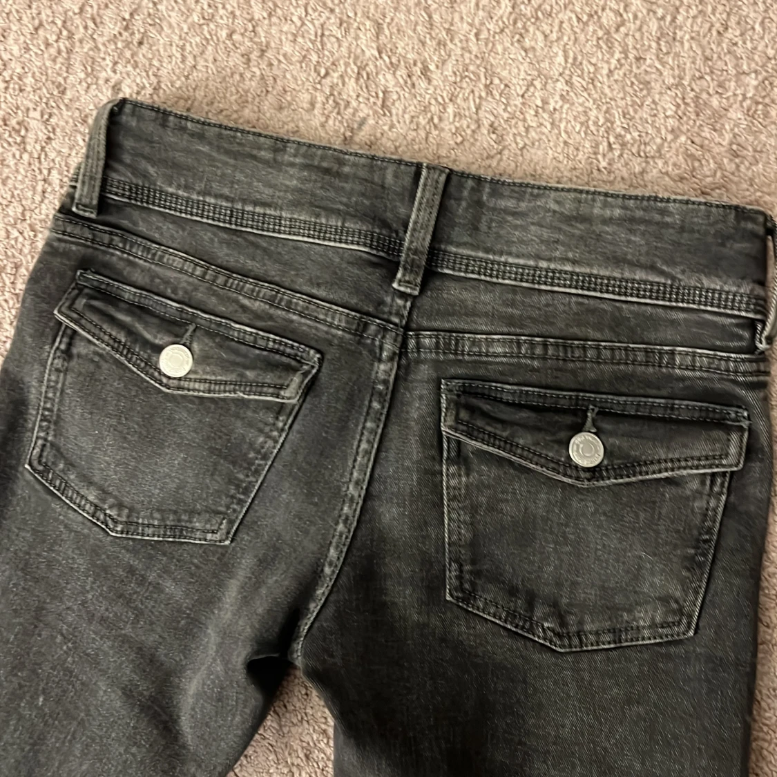 Lågmidjade grå byxor  - 2