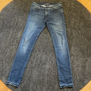 Jacob Cohen Jeans - Snygga jeans i storlek 27/30 från Jacob Cohen med skinny passform och klassisk femficksdesign. Jeansen har dragkedjegylf och en mörkblå wash. Modellen på jeansen heter Kimberly.  Kontakta mig gärna för vidare frågor!